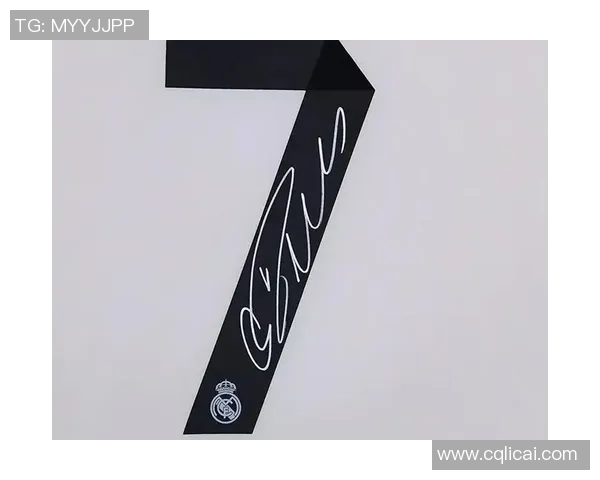 C罗亲笔签名足球明星周边产品热销引发粉丝追捧