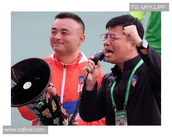 足球场上的意外时刻教练被球撞飞引发热议与反思