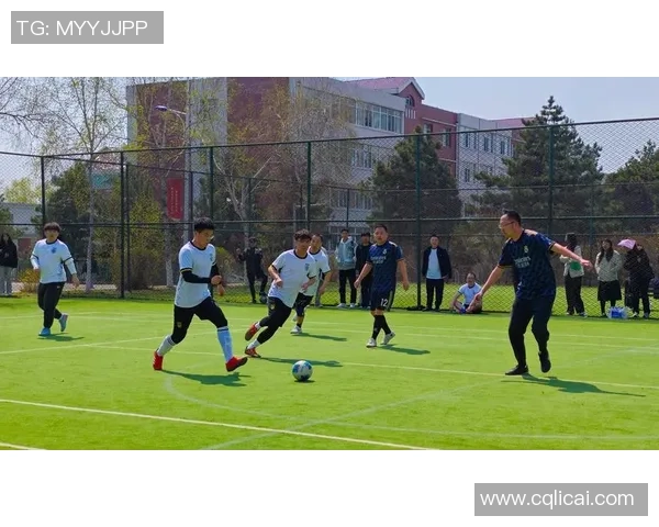 足球停了但热爱不灭我们依然在球场上追逐梦想与激情